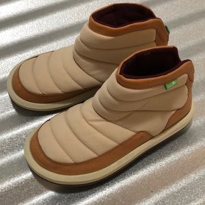 Brand New Sanuk Puff N Chill Boots